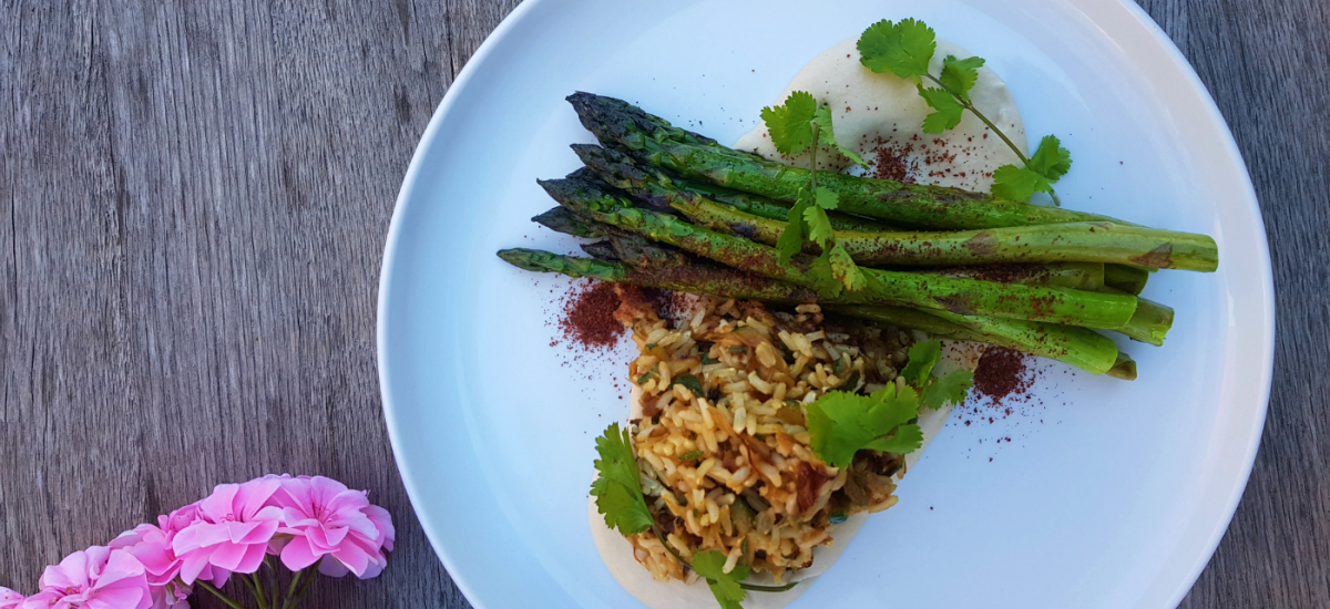Asparagus, brown rice and zucchini mujadara with white bean hummus