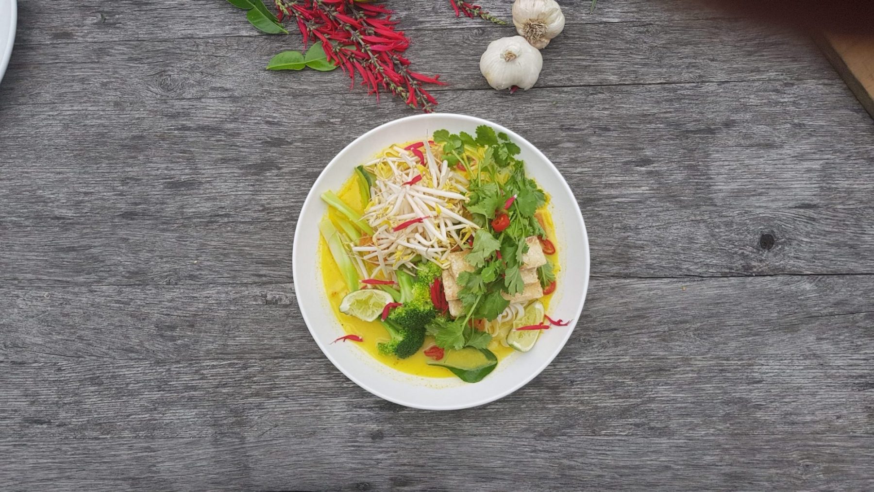 Laska with crispy tofu, broccoli, lime, bean sprouts and coriander